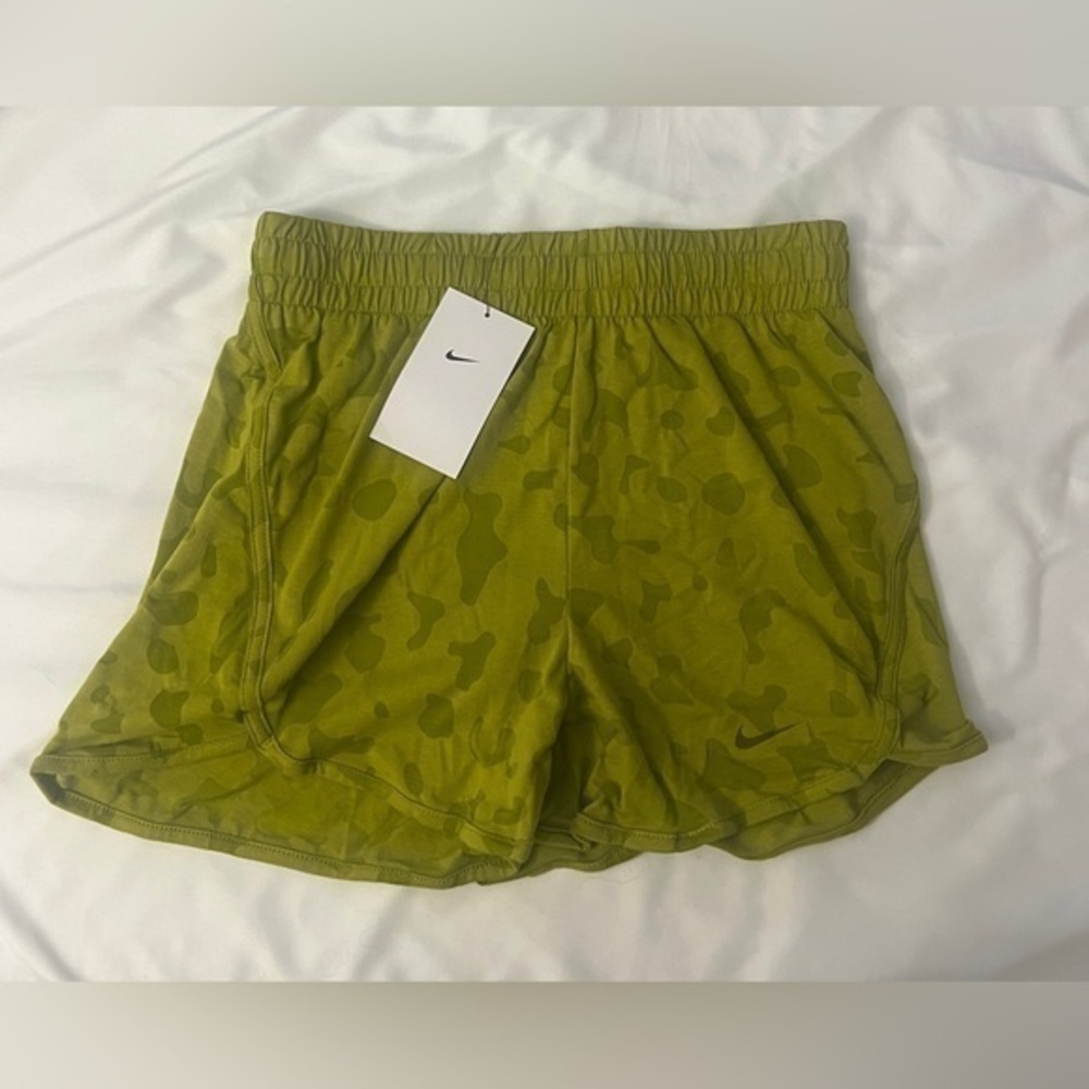 NWT Kid’s Nike Loose Fit Green Camo Training Shorts Size Large